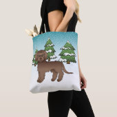 Brawn Mini Goldendoodle Hund in einem Winterwald Tasche (Von Nahem)