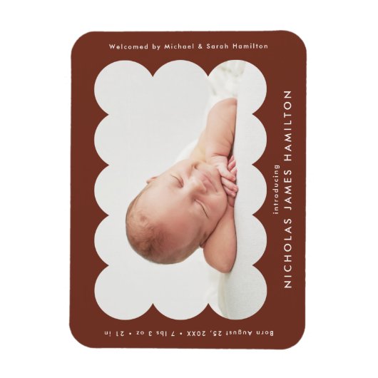 Brawn Modern Scalloped Frame Birth Ankündigung Magnet (Vertikal)