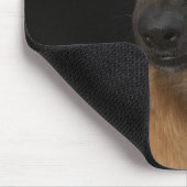 Brawn Resourhund mit schwarzer Nase auf schwarz Mousepad (Ecke)