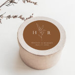 Brawn Simple Minimal Monogram Botanical Wedding Runder Aufkleber<br><div class="desc">Der Botanische Botanische Botanische Rundsticker "Brown Simple Minimal Monogram Classic Round Sticker" zeigt Ihre Initialen rund um eine botanisch zeichnend Linie sowie ein klassisch modernes Layout.</div>