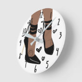 Brawn Tan Skin Black Strappy High Heels Sun Moon Runde Wanduhr (Winkel)