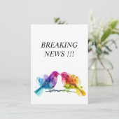 Breaking NEWS lustige LGBTQ+ Rainbow Lovebirds Begleitkarte (Stehend Vorderseite)