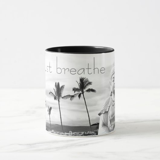 Breathe Hawaii Buddha Schwarz-weißes Foto Tasse (Zentrum)