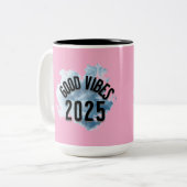 "Breathe in Success: Good Vibes 2025 ist hier ⭐" Zweifarbige Tasse (Vorderseite Links)