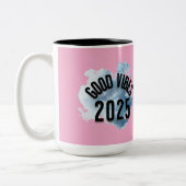 "Breathe in Success: Good Vibes 2025 ist hier ⭐" Zweifarbige Tasse (Links)