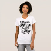 Breathe in the Wild Quote Design T-Shirt (Vorne ganz)