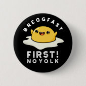Breggfast First No Yolk Funny Egg Pun Dark BG Button (Vorderseite)