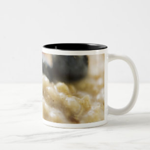 Brei mit Beeren, Nahaufnahme Zweifarbige Tasse