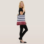 Breite blaue horizontale Streifen roter Name Daisy Tasche (Am Model)