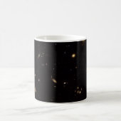 Breite Sicht auf das Spiderweb Galaxy Feld Kaffeetasse (Mittel)