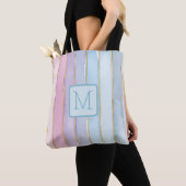 Breite vertikale Streifen in Blau, Monogramm im Fa Tasche (Von Nahem)