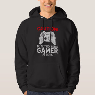 Brennen Sie keinen Gamer bei den Videospielen am A Hoodie