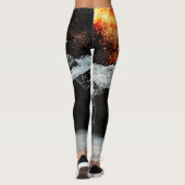 Brennende Galaxie über majestätischen Bergen Leggings (Rückseite)