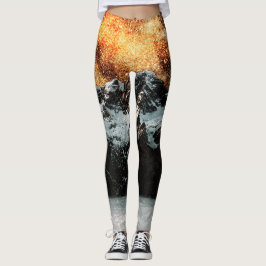 Brennende Galaxie über majestätischen Bergen Leggings
