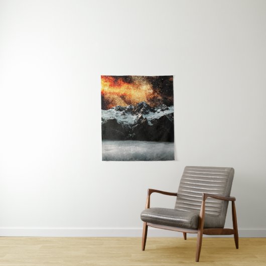 Brennende Galaxie über majestätischen Bergen Wandteppich (Beispiel)