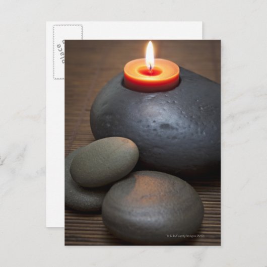 Brennende Kerzenflamme mit Felsen in Ruhe Postkarte (Vorne/Hinten)