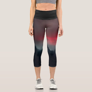 Brennende Wolken, Nebel und Berge Capri Leggings