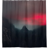 Brennende Wolken, Nebel und Berge Duschvorhang (Vorderseite)
