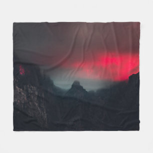 Brennende Wolken, Nebel und Berge Fleecedecke