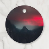 Brennende Wolken, Nebel und Berge Geschenkanhänger (Rückseite)