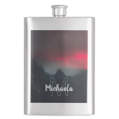 Brennende Wolken, Nebel und Berge Monogramm Flachmann (Vorderseite)