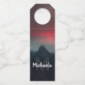 Brennende Wolken, Nebel und Berge Monogramm Flaschenanhänger (Rückseite)