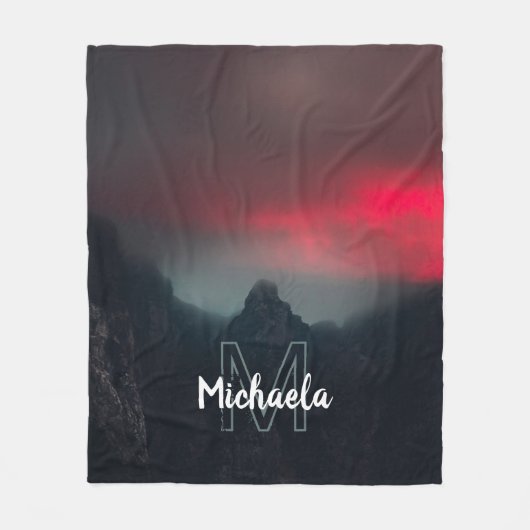 Brennende Wolken, Nebel und Berge Monogramm Fleecedecke (Vorderseite)