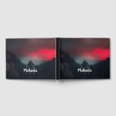 Brennende Wolken, Nebel und Berge Monogramm Gästebuch (Voll)