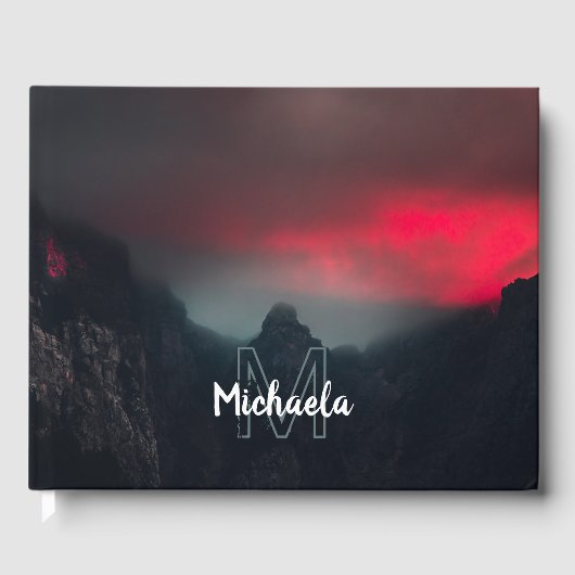 Brennende Wolken, Nebel und Berge Monogramm Gästebuch (Vorderseite)