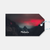 Brennende Wolken, Nebel und Berge Monogramm Geschenkanhänger (Vorderseite (Horizontal))