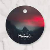 Brennende Wolken, Nebel und Berge Monogramm Geschenkanhänger (Vorderseite)