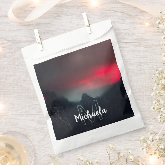 Brennende Wolken, Nebel und Berge Monogramm Geschenktütchen (Ausgeschnitten)