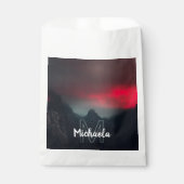 Brennende Wolken, Nebel und Berge Monogramm Geschenktütchen (Vorderseite)