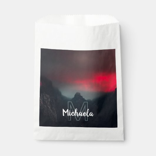 Brennende Wolken, Nebel und Berge Monogramm Geschenktütchen (Vorderseite)