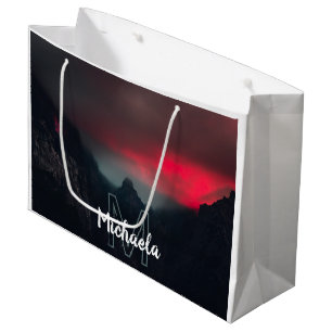 Brennende Wolken, Nebel und Berge Monogramm Große Geschenktüte