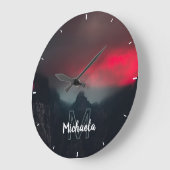 Brennende Wolken, Nebel und Berge Monogramm Große Wanduhr (Winkel)