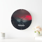 Brennende Wolken, Nebel und Berge Monogramm Große Wanduhr (Zuhause)