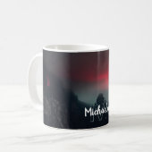 Brennende Wolken, Nebel und Berge Monogramm Kaffeetasse (Vorderseite Links)