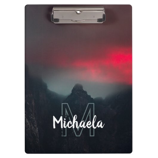 Brennende Wolken, Nebel und Berge Monogramm Klemmbrett (Vorderseite)