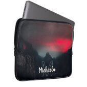 Brennende Wolken, Nebel und Berge Monogramm Laptopschutzhülle (Vorne Rechts)