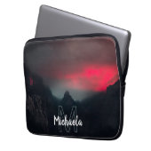 Brennende Wolken, Nebel und Berge Monogramm Laptopschutzhülle (Vorderseite Links)