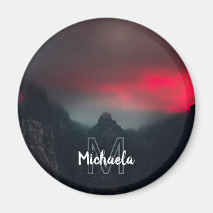 Brennende Wolken, Nebel und Berge Monogramm Magnet