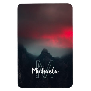 Brennende Wolken, Nebel und Berge Monogramm Magnet