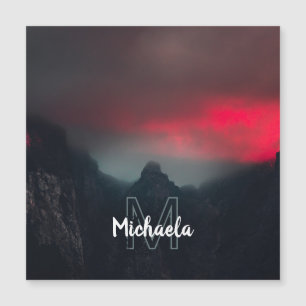 Brennende Wolken, Nebel und Berge Monogramm Magnetkarte