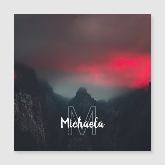 Brennende Wolken, Nebel und Berge Monogramm Magnetkarte (Vorderseite)