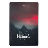 Brennende Wolken, Nebel und Berge Monogramm Mini Klemmbrett (Rückseite)