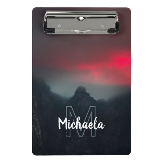 Brennende Wolken, Nebel und Berge Monogramm Mini Klemmbrett (Vorderseite)