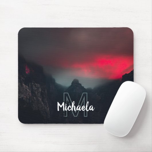 Brennende Wolken, Nebel und Berge Monogramm Mousepad (Mit Mouse)