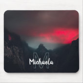 Brennende Wolken, Nebel und Berge Monogramm Mousepad (Vorne)
