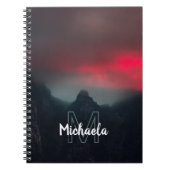 Brennende Wolken, Nebel und Berge Monogramm Notizblock (Vorderseite)